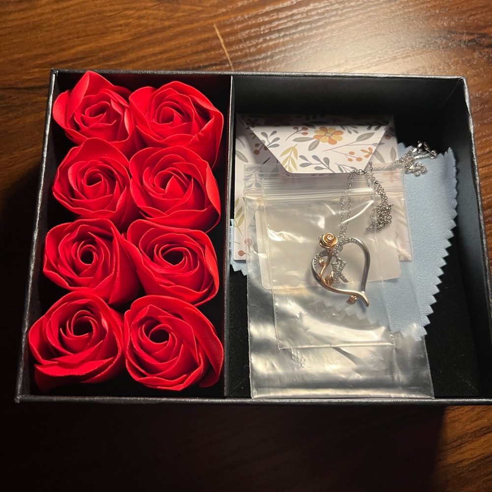 Elegant Jewelry Gift Set with Red Roses